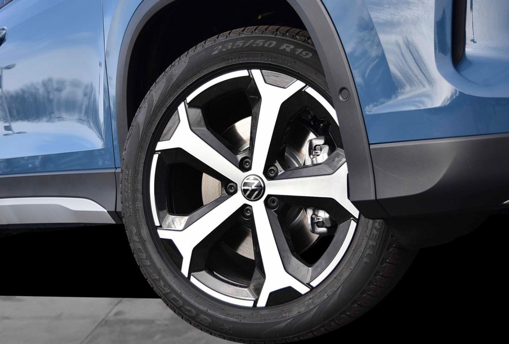 Volkswagen Tiguan Vehicle Full-screen Gallery Image 3