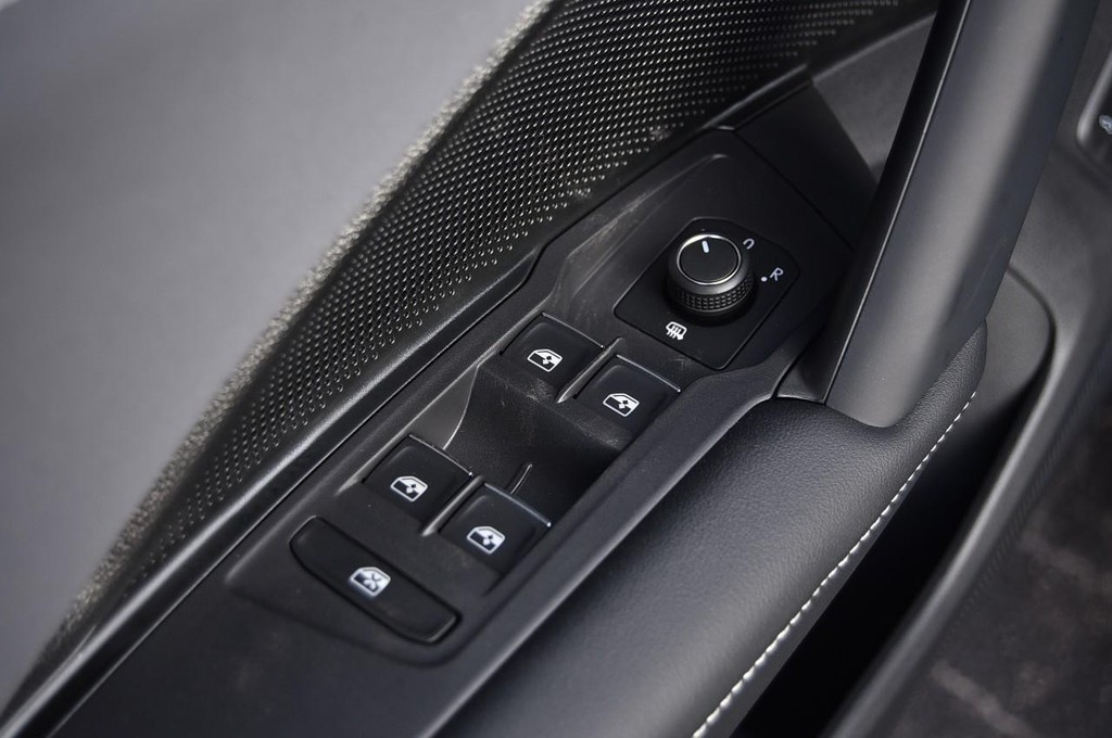 Volkswagen Tiguan Vehicle Full-screen Gallery Image 8