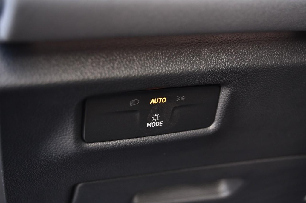 Volkswagen Tiguan Vehicle Full-screen Gallery Image 11