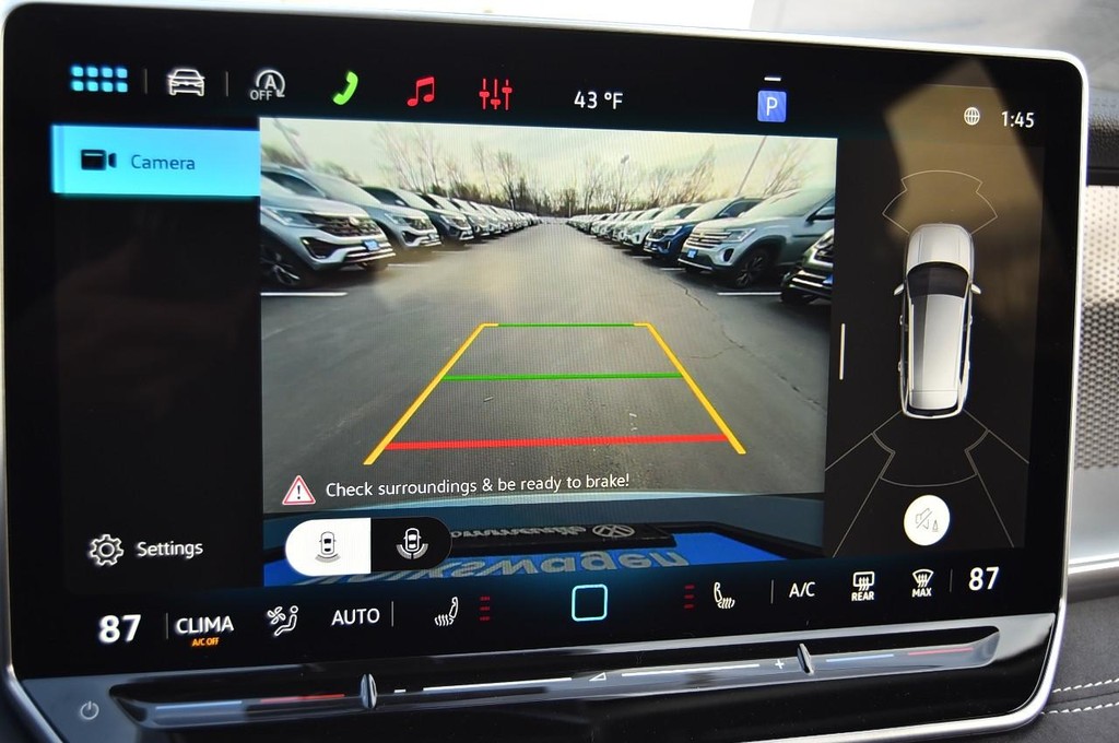 Volkswagen Tiguan Vehicle Full-screen Gallery Image 13