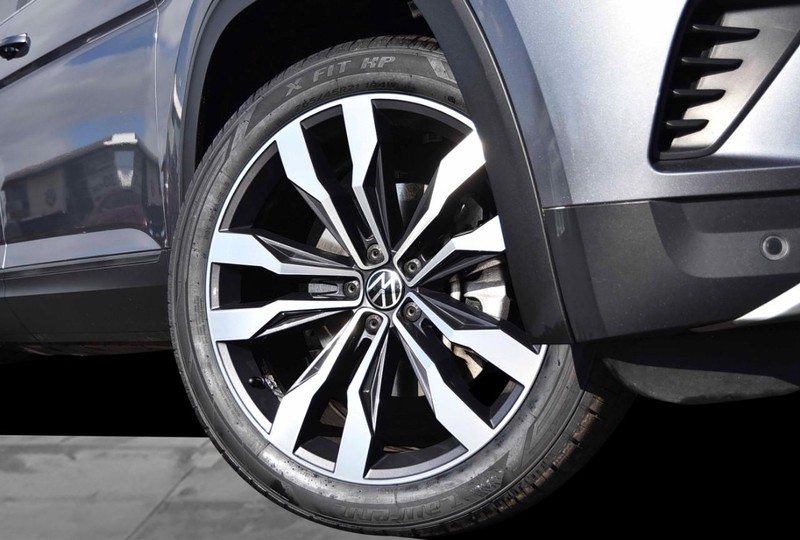 Volkswagen Atlas Vehicle Full-screen Gallery Image 3