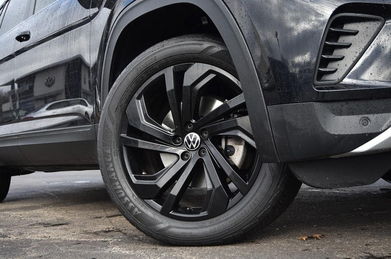 Volkswagen Atlas Vehicle Full-screen Gallery Image 3