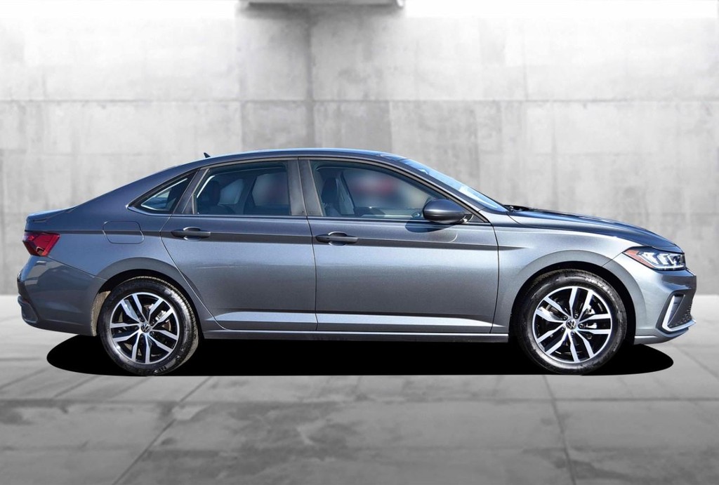Volkswagen Jetta Vehicle Full-screen Gallery Image 5
