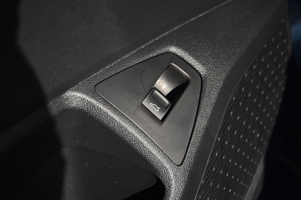 Volkswagen Jetta Vehicle Full-screen Gallery Image 9