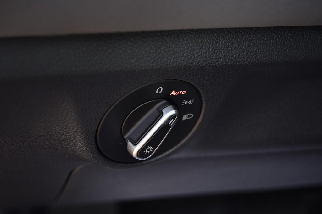 Volkswagen Jetta Vehicle Full-screen Gallery Image 11