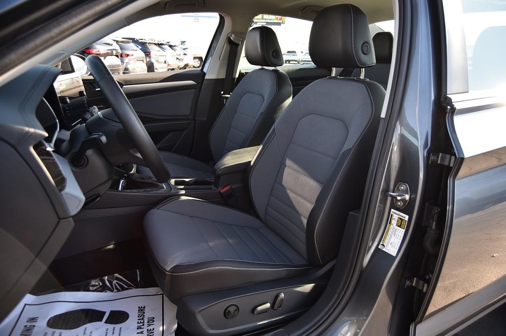 Volkswagen Jetta Vehicle Full-screen Gallery Image 20