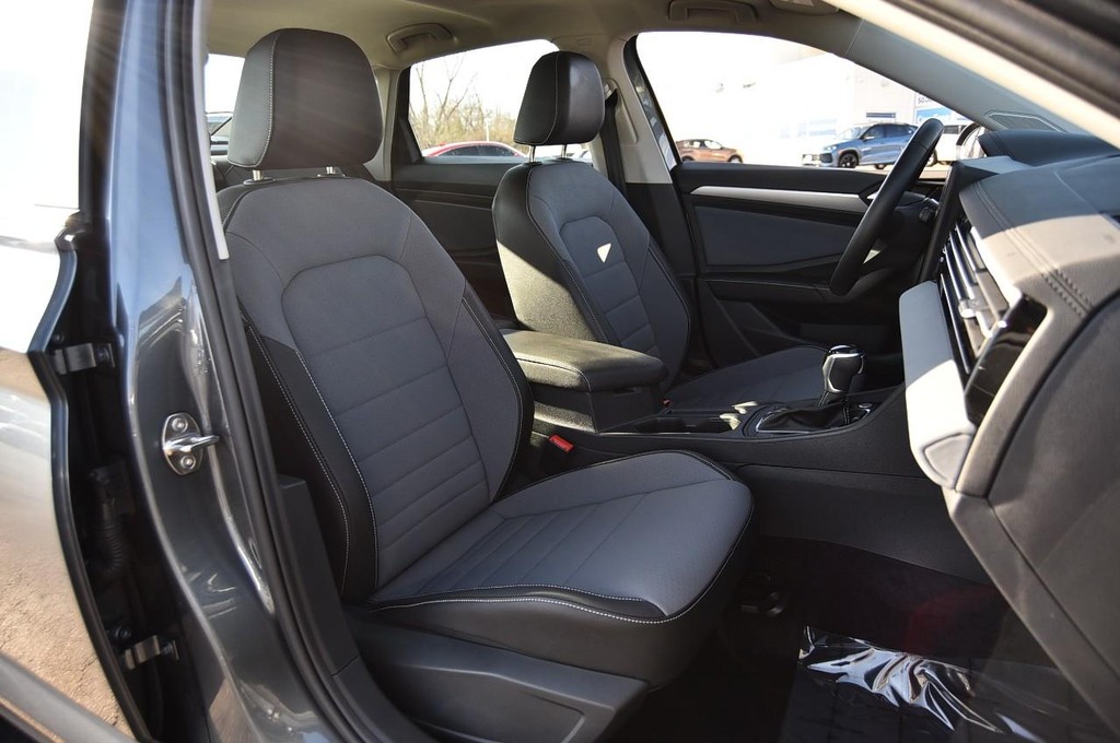 Volkswagen Jetta Vehicle Full-screen Gallery Image 21