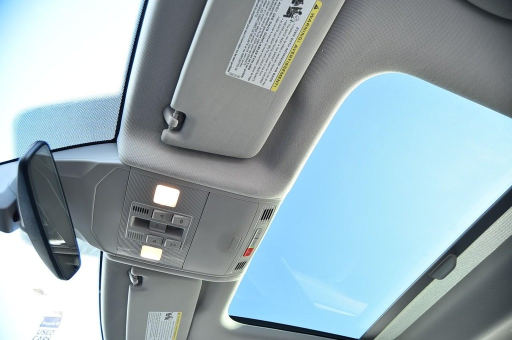 Volkswagen Jetta Vehicle Full-screen Gallery Image 22