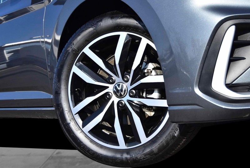 Volkswagen Jetta Vehicle Full-screen Gallery Image 3