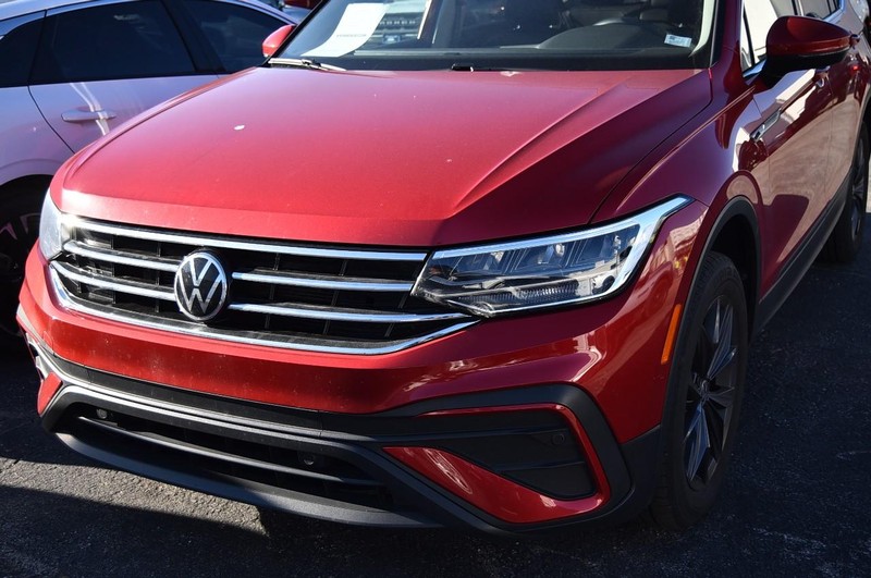 Volkswagen Tiguan Vehicle Full-screen Gallery Image 2