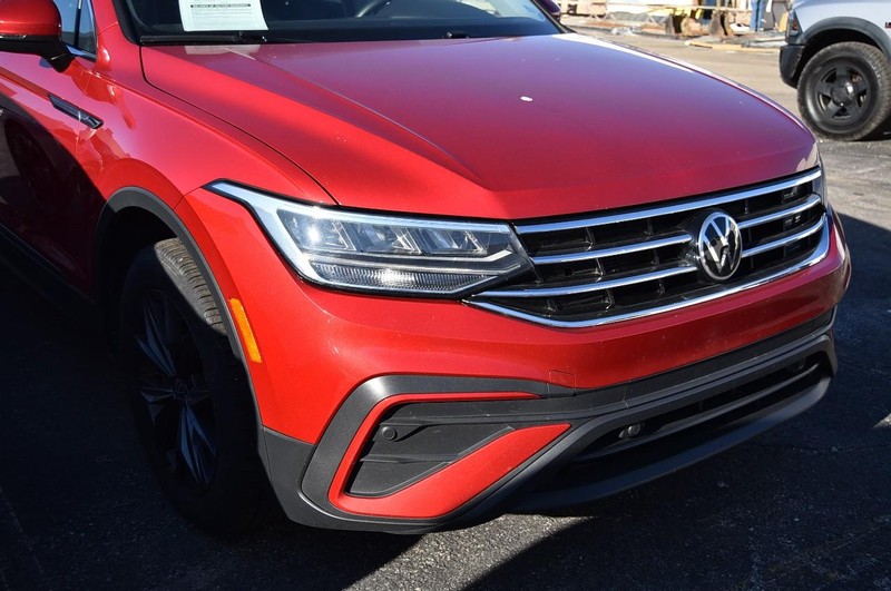 Volkswagen Tiguan Vehicle Full-screen Gallery Image 4