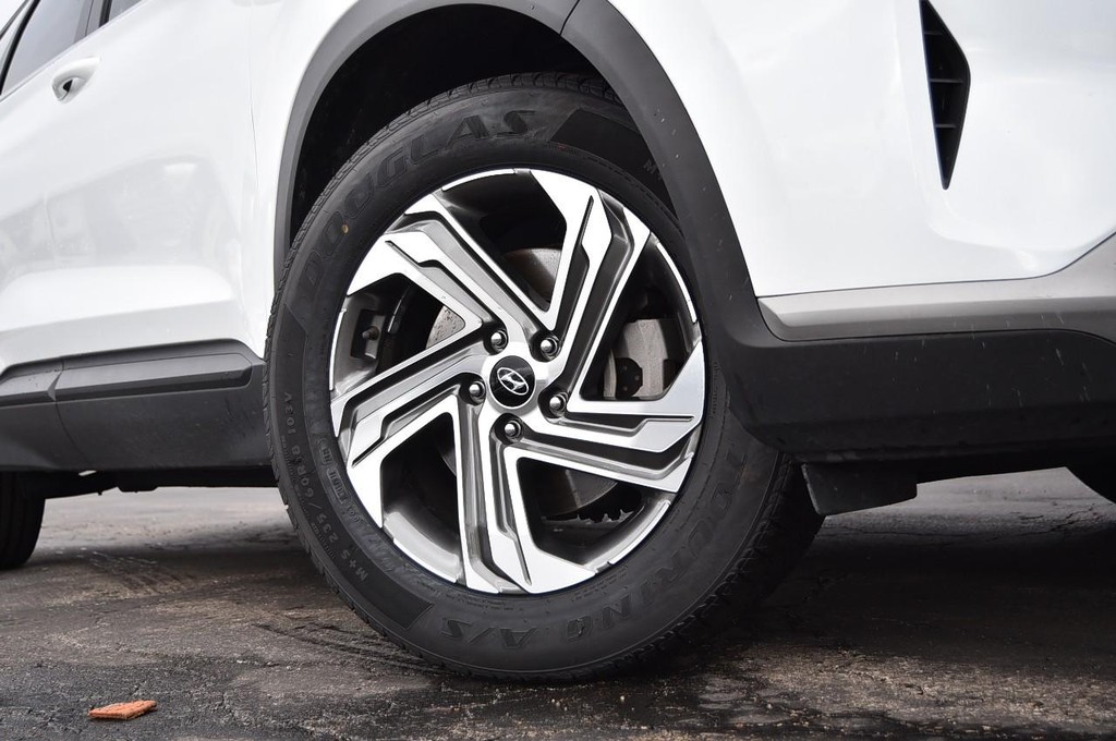 Hyundai Santa Fe Vehicle Full-screen Gallery Image 3