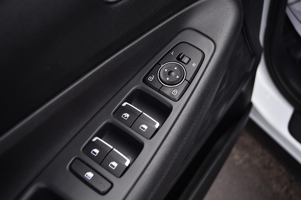 Hyundai Santa Fe Vehicle Full-screen Gallery Image 8