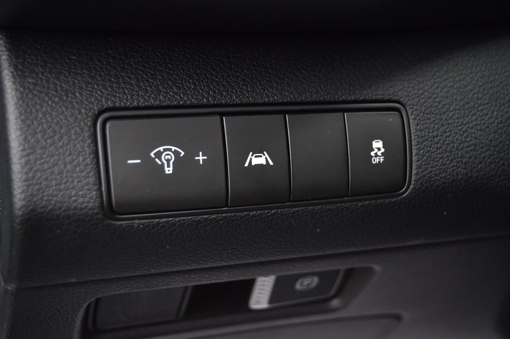 Hyundai Santa Fe Vehicle Full-screen Gallery Image 9