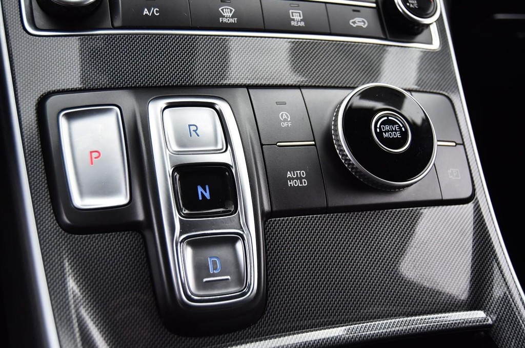 Hyundai Santa Fe Vehicle Full-screen Gallery Image 14