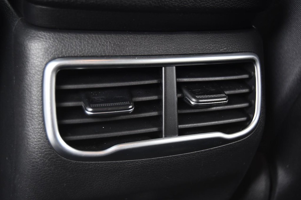 Hyundai Santa Fe Vehicle Full-screen Gallery Image 19