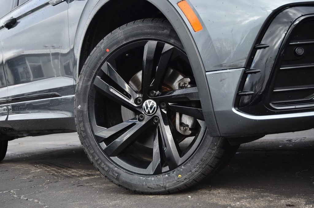 Volkswagen Tiguan Vehicle Full-screen Gallery Image 3