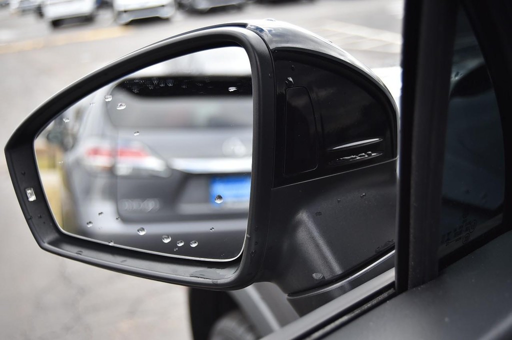 Volkswagen Tiguan Vehicle Full-screen Gallery Image 9