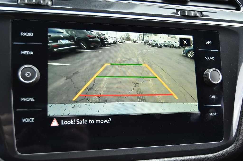 Volkswagen Tiguan Vehicle Full-screen Gallery Image 12