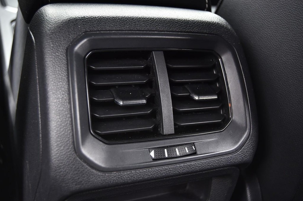 Volkswagen Tiguan Vehicle Full-screen Gallery Image 22