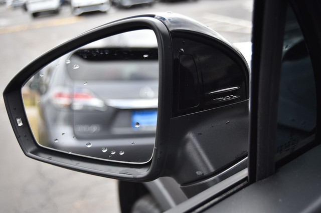 Volkswagen Tiguan Vehicle Image 09