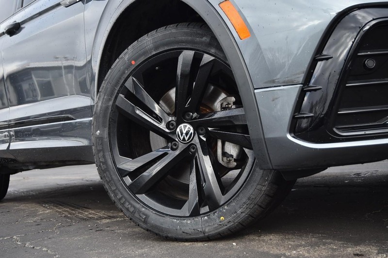 Volkswagen Tiguan Vehicle Full-screen Gallery Image 3