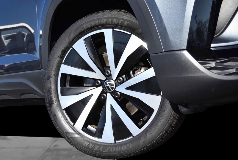 Volkswagen Taos Vehicle Full-screen Gallery Image 3