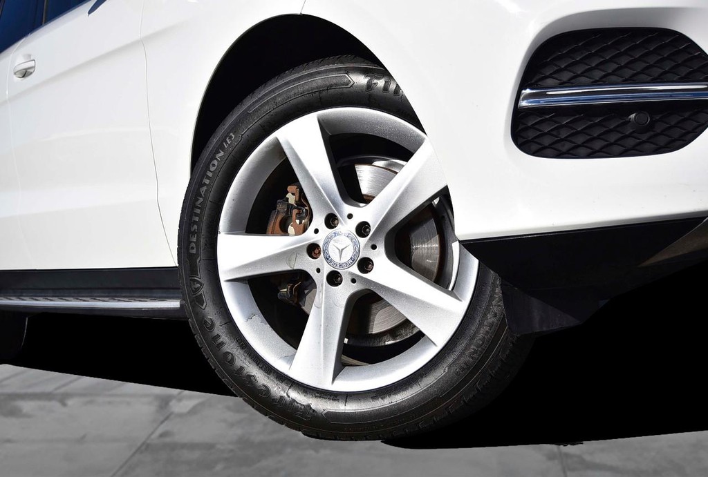 Mercedes-Benz GLE Vehicle Full-screen Gallery Image 3