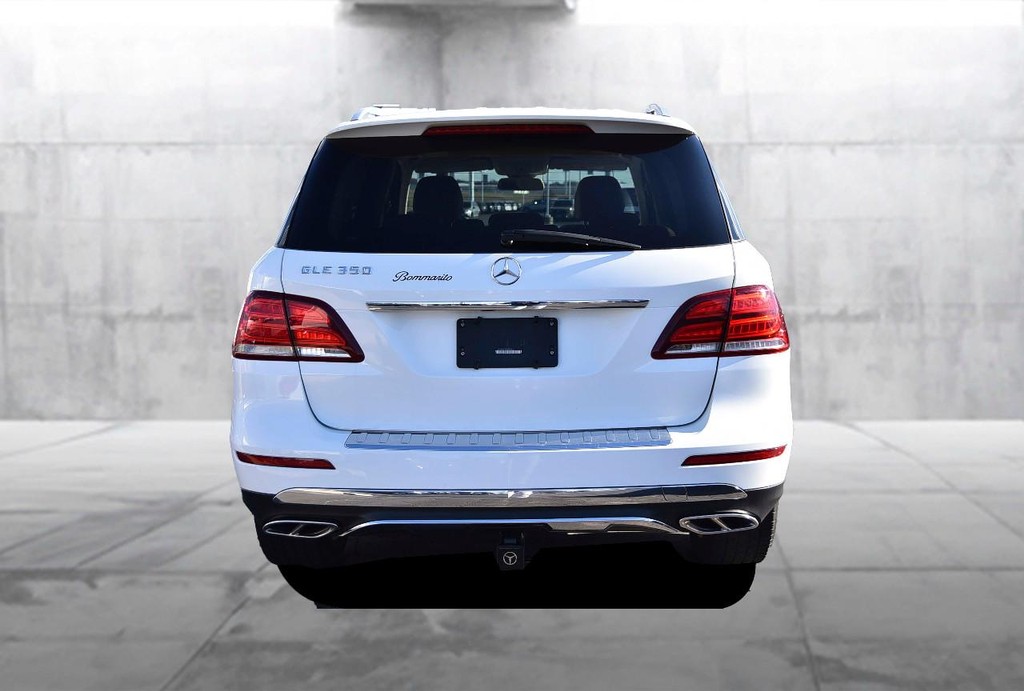 Mercedes-Benz GLE Vehicle Full-screen Gallery Image 6