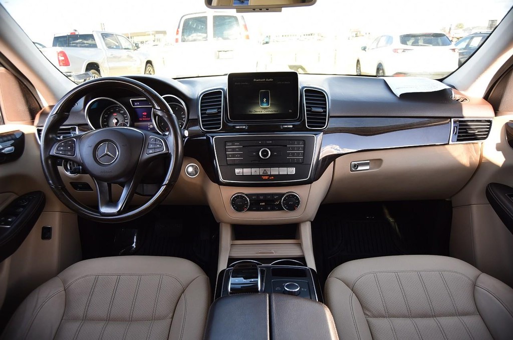Mercedes-Benz GLE Vehicle Full-screen Gallery Image 7