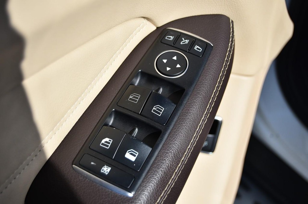 Mercedes-Benz GLE Vehicle Full-screen Gallery Image 8