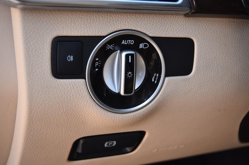 Mercedes-Benz GLE Vehicle Full-screen Gallery Image 12