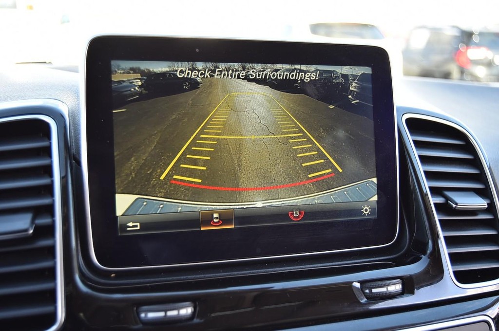 Mercedes-Benz GLE Vehicle Full-screen Gallery Image 14