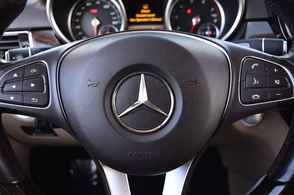 Mercedes-Benz GLE Vehicle Full-screen Gallery Image 20