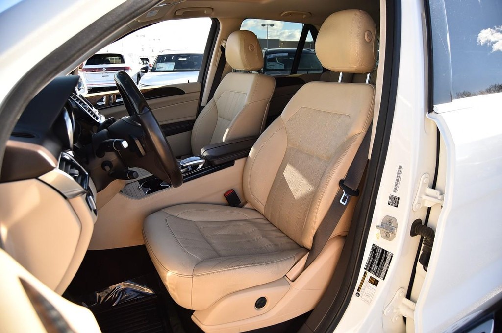 Mercedes-Benz GLE Vehicle Full-screen Gallery Image 21