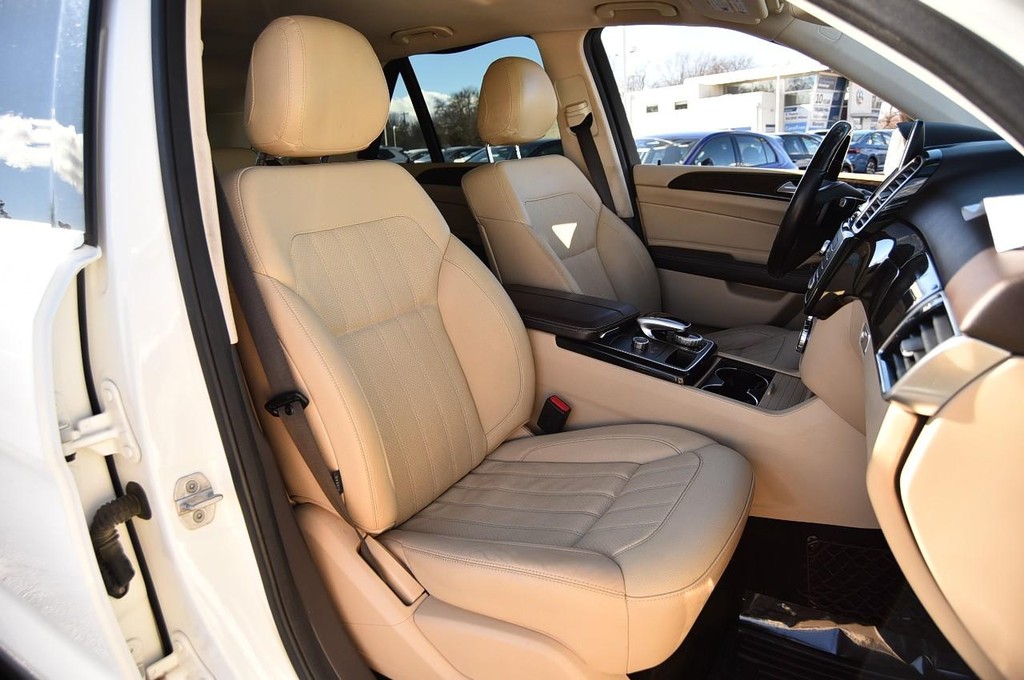 Mercedes-Benz GLE Vehicle Full-screen Gallery Image 22