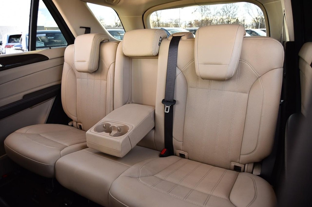 Mercedes-Benz GLE Vehicle Full-screen Gallery Image 24