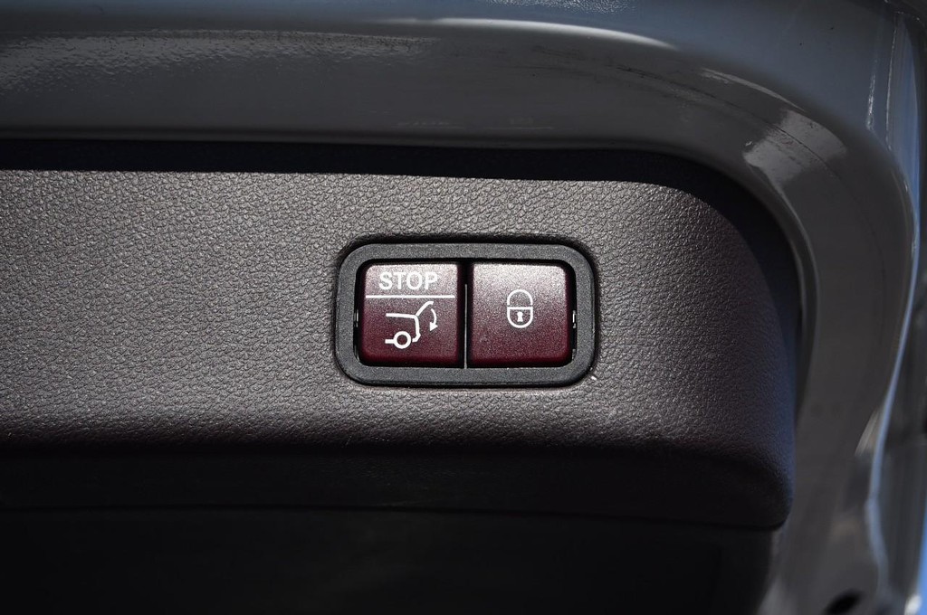 Mercedes-Benz GLE Vehicle Full-screen Gallery Image 27