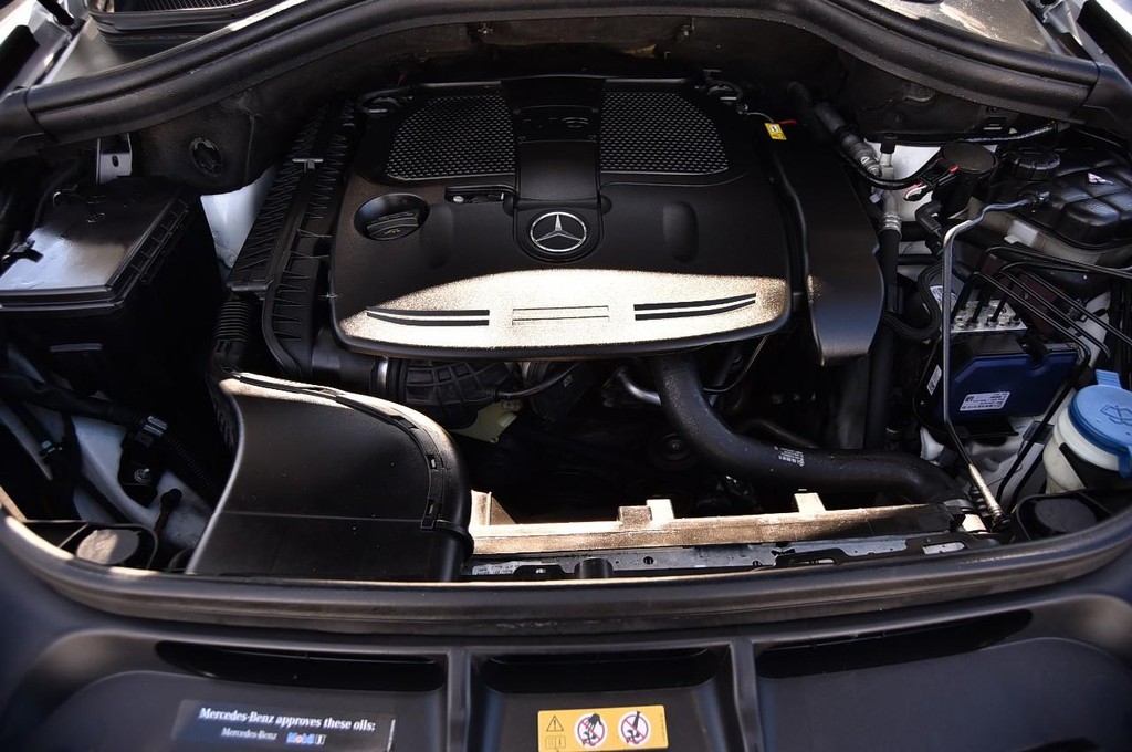 Mercedes-Benz GLE Vehicle Full-screen Gallery Image 28