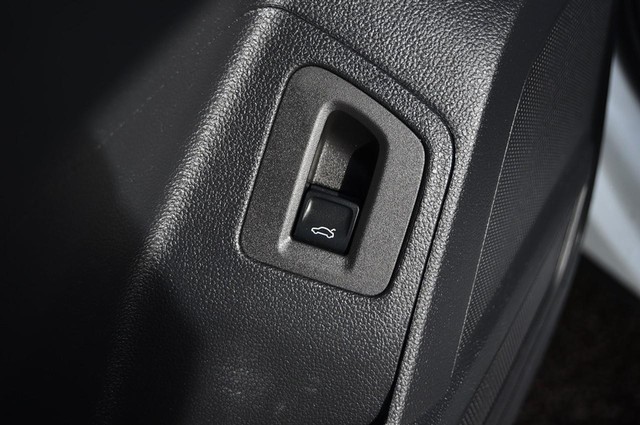 Volkswagen Atlas Cross Sport Vehicle Image 09