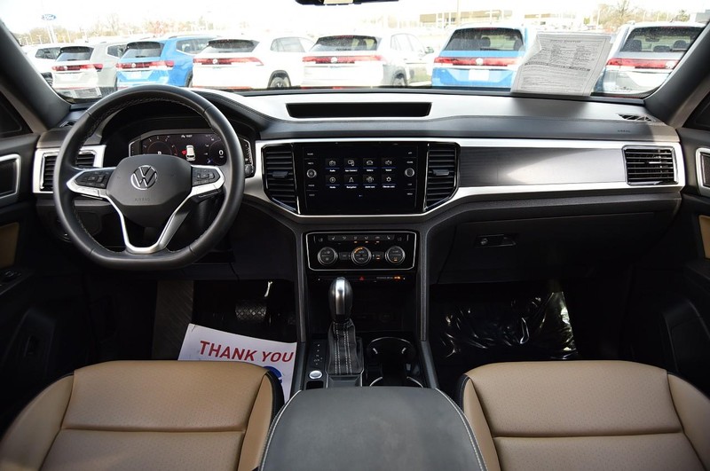 Volkswagen Atlas Cross Sport Vehicle Full-screen Gallery Image 7