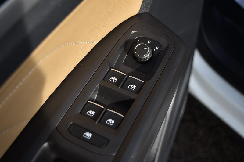 Volkswagen Atlas Cross Sport Vehicle Full-screen Gallery Image 8