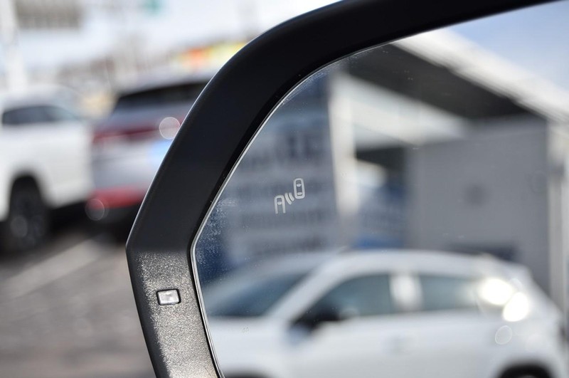 Volkswagen Atlas Cross Sport Vehicle Full-screen Gallery Image 10