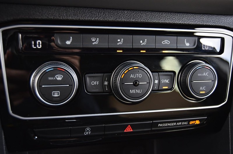 Volkswagen Atlas Cross Sport Vehicle Full-screen Gallery Image 15