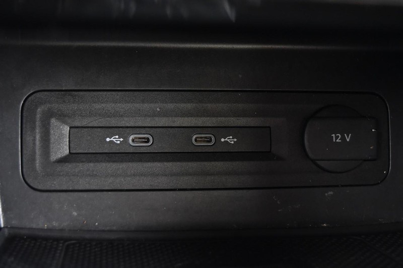 Volkswagen Atlas Cross Sport Vehicle Full-screen Gallery Image 16