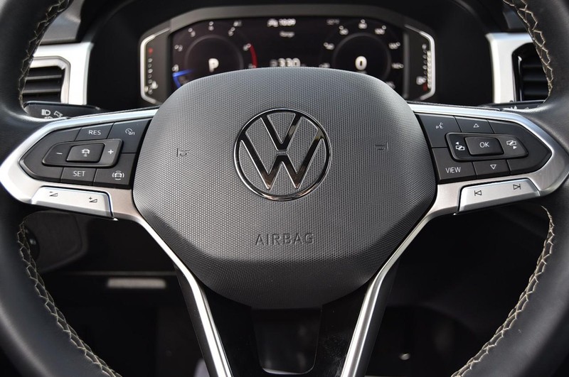 Volkswagen Atlas Cross Sport Vehicle Full-screen Gallery Image 18