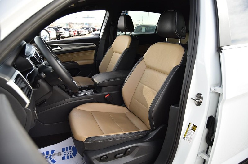 Volkswagen Atlas Cross Sport Vehicle Full-screen Gallery Image 19