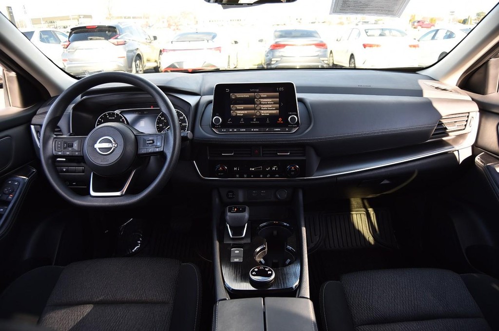 Nissan Rogue Vehicle Full-screen Gallery Image 7