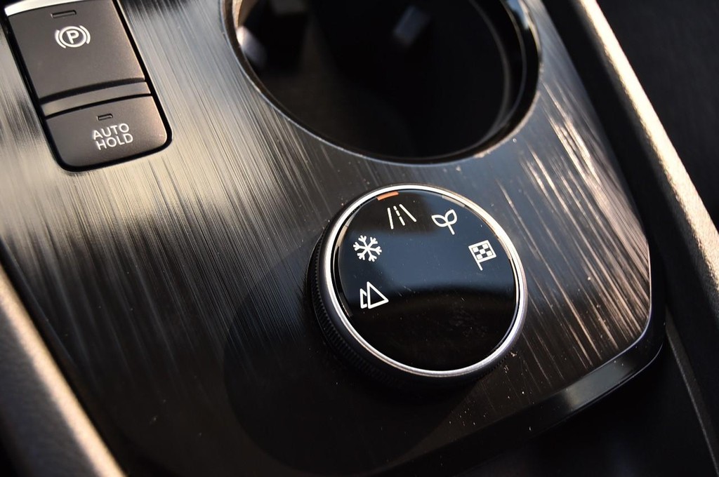 Nissan Rogue Vehicle Full-screen Gallery Image 16