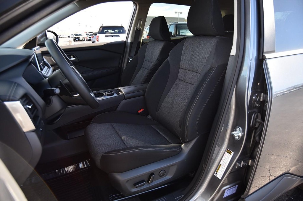 Nissan Rogue Vehicle Full-screen Gallery Image 18